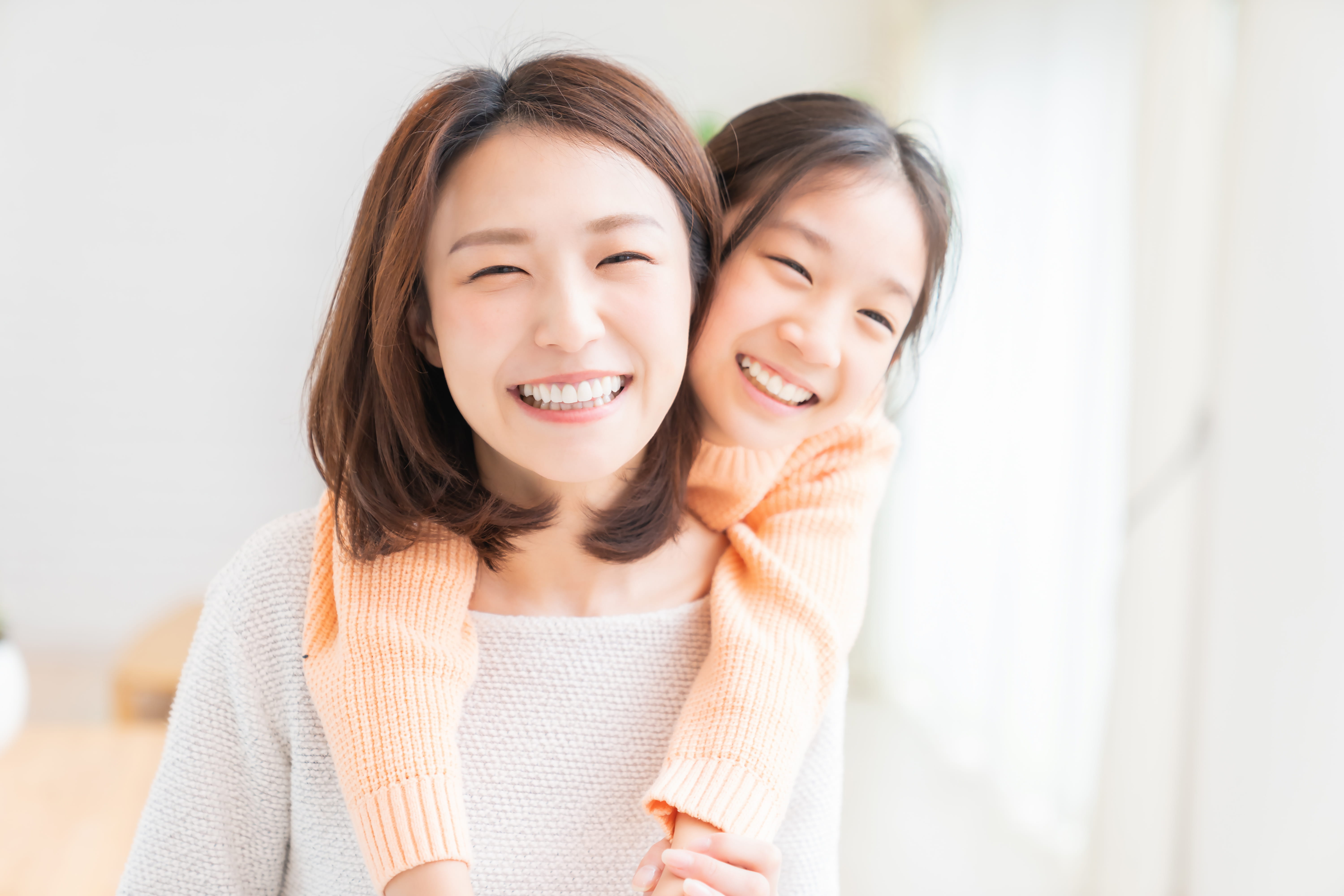 若年性認知症を考えている二人の女性が笑っている写真